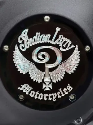 Indian Larry Kupplungsdeckel IL Logo Gl.Schwarz f. Harley-Davidson Softail 18-25 Versand Am Gleichen Tag