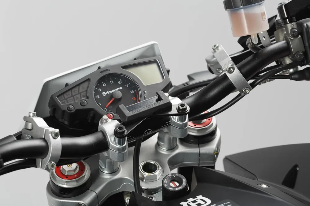 SW-Motech Navi-Halter am Lenker Schwarz. Modelspezifisch. Begrenztes Angebot